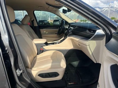 Used 2022 Jeep Grand Cherokee L Limited w/ Luxury Tech Group II AWD/4WD image 17