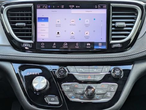 Certified 2025 Chrysler Pacifica Select FWD image 15