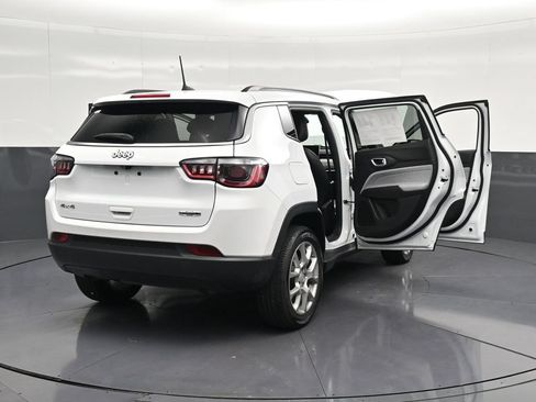 Used 2024 Jeep Compass Latitude AWD/4WD image 39