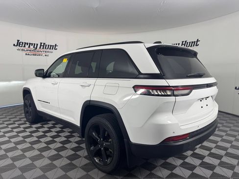 Used 2023 Jeep Grand Cherokee Altitude RWD image 9