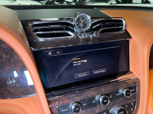 Used 2022 Bentley Bentayga AWD/4WD image 40