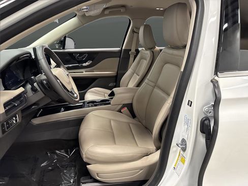 Used 2023 Lincoln Corsair AWD image 4