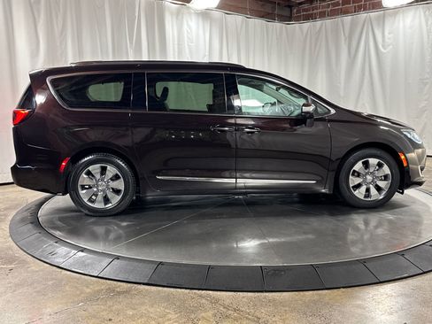 Used 2018 Chrysler Pacifica Limited w/ Advanced Safetytec Group FWD image 6