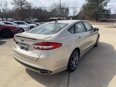 Used 2017 Ford Fusion SE w/ Equipment Group 201A image 6