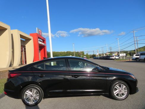 Used 2020 Hyundai Elantra SEL image 2