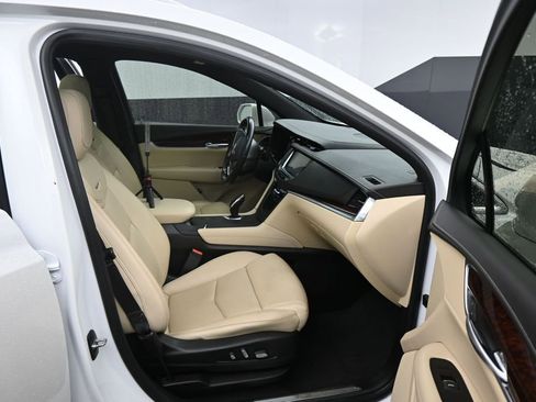 Used 2019 Cadillac XT5 Luxury FWD image 2