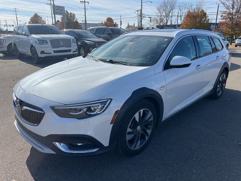 Used 2018 Buick Regal Essence w/ Driver Confidence Package #1 image 1