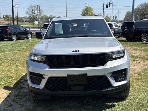Used 2025 Jeep Grand Cherokee Altitude AWD/4WD image 16