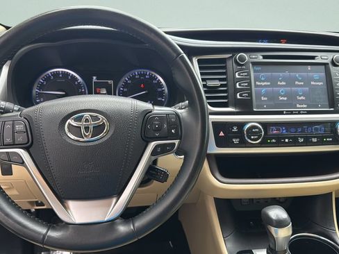 Used 2019 Toyota Highlander XLE FWD image 15