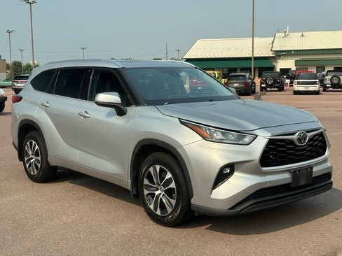 Used 2020 Toyota Highlander XLE AWD/4WD image 7
