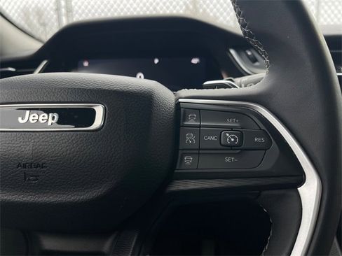 Used 2023 Jeep Grand Cherokee L Laredo image 15