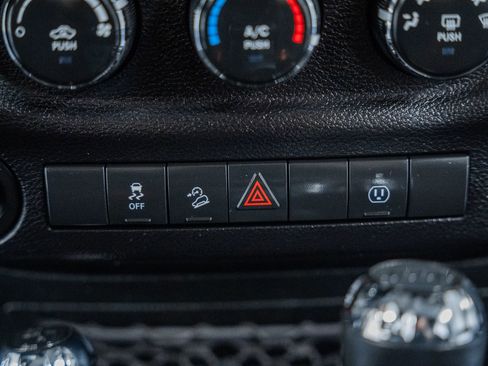 Used 2018 Jeep Wrangler Unlimited Sahara w/ Connectivity Group image 29