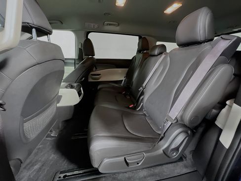 Used 2024 Kia Carnival LX FWD image 29