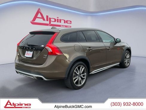 Used 2018 Volvo V60 T5 Cross Country image 5