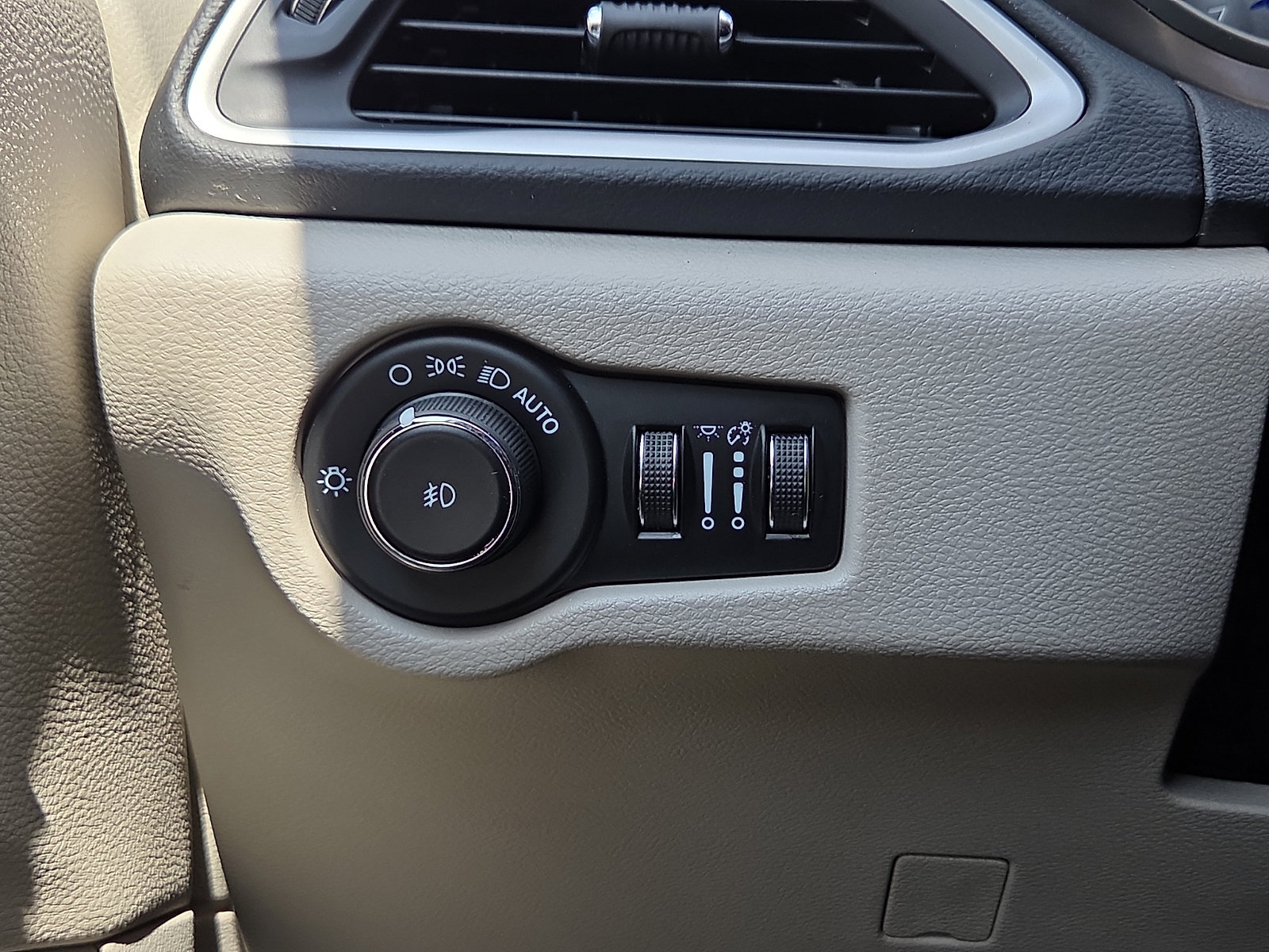 Used 2023 Chrysler Pacifica Touring-L FWD image 18