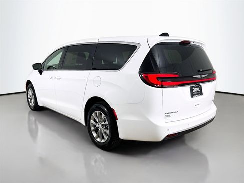 New 2026 Chrysler Pacifica Select image 5