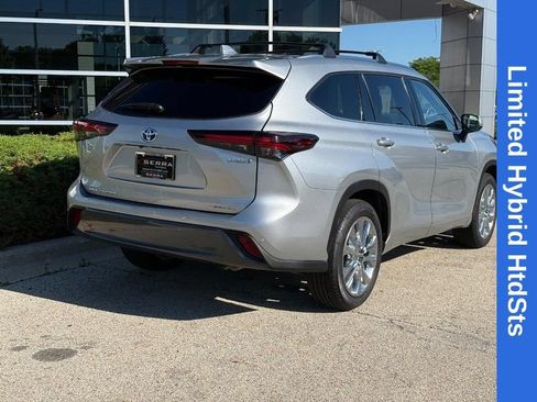 Used 2024 Toyota Highlander Limited FWD image 3