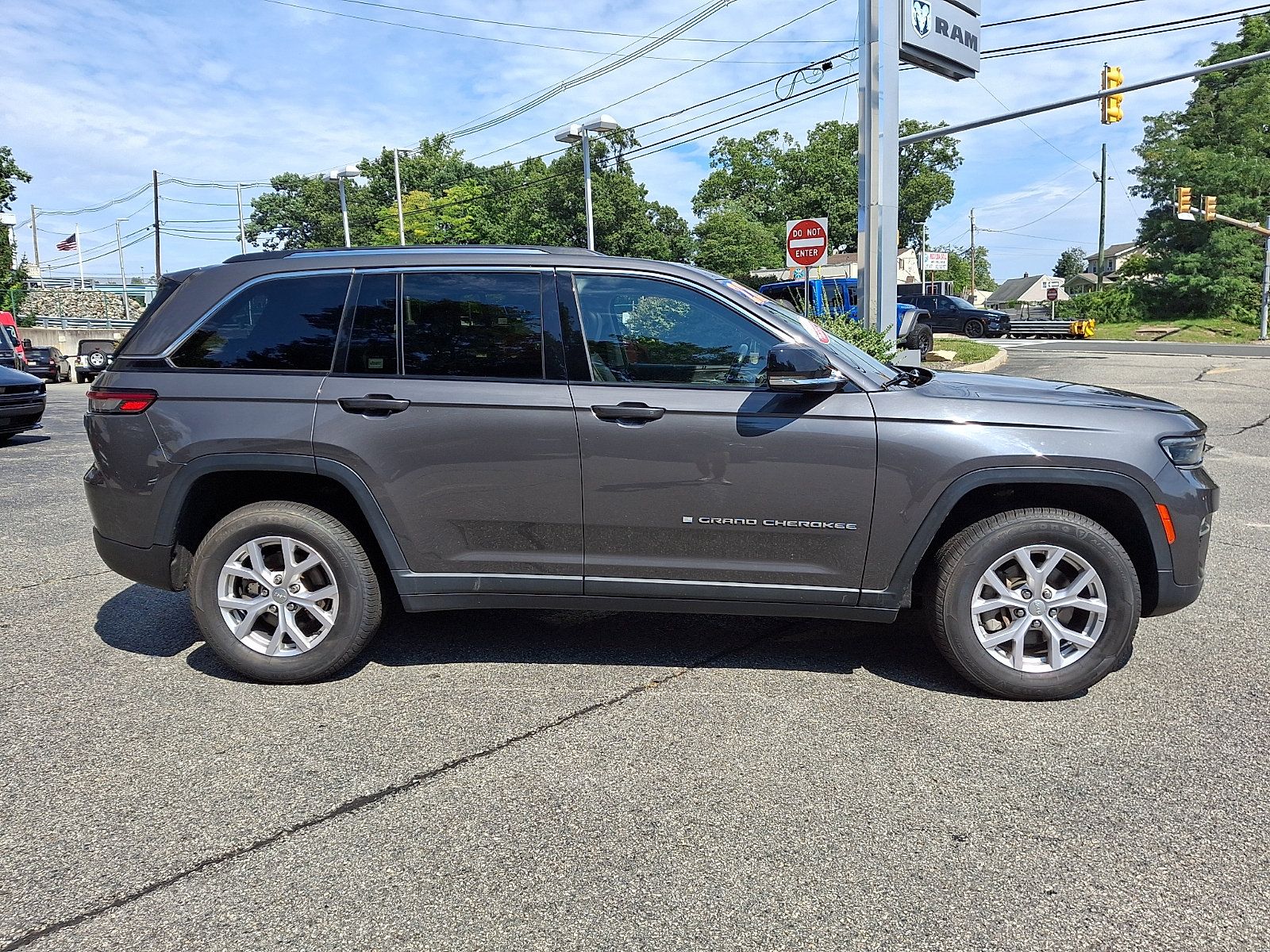 Used 2022 Jeep Grand Cherokee Limited AWD/4WD image 8
