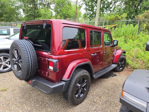 Used 2022 Jeep Wrangler Unlimited Sahara AWD/4WD image 2