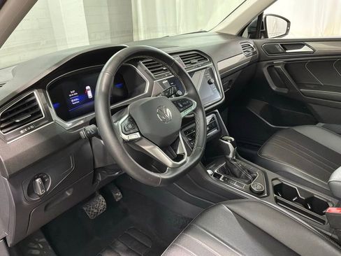 Used 2024 Volkswagen Tiguan SE w/ Panoramic Sunroof Package image 17