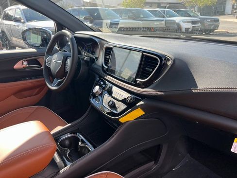 New 2026 Chrysler Pacifica Pinnacle FWD image 11