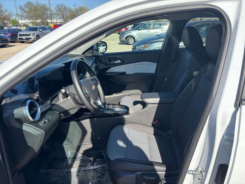 Used 2025 Chevrolet Trax LT w/ LT Convenience Package image 25