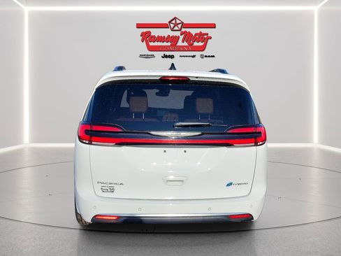 Used 2025 Chrysler Pacifica Pinnacle image 4