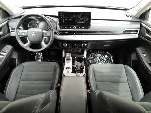 Used 2025 Mitsubishi Outlander SE FWD image 3