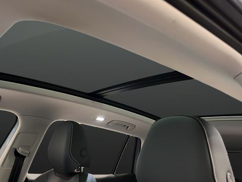 Used 2025 Volkswagen Tiguan SE w/ Panoramic Sunroof Package AWD/4WD image 11