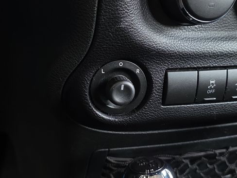 Used 2015 Jeep Wrangler Unlimited Rubicon w/ Connectivity Group image 23