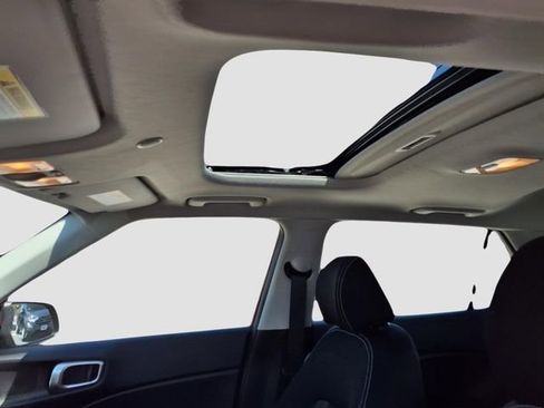 Used 2025 Hyundai Venue SEL FWD image 17