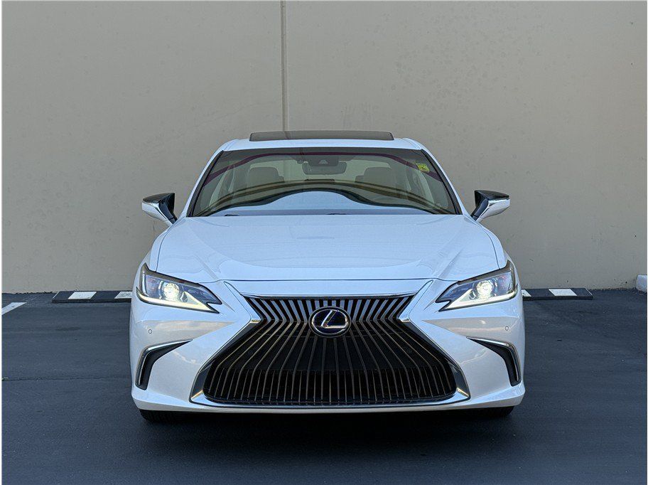 Used 2019 Lexus ES 300h w/ Premium Package FWD image 2
