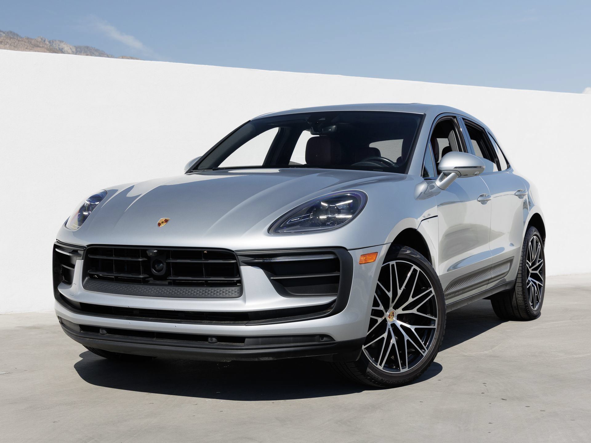 Certified 2023 Porsche Macan AWD/4WD image 1