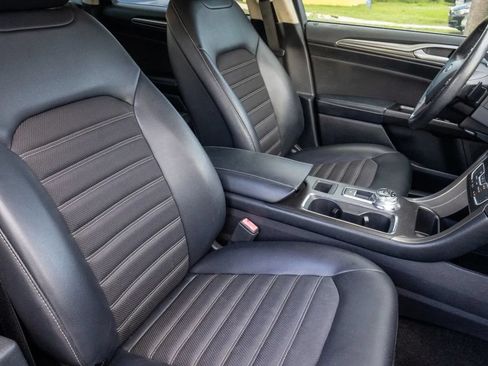 Used 2017 Ford Fusion SE w/ Equipment Group 201A FWD image 13