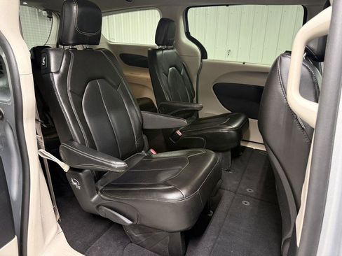 Used 2023 Chrysler Pacifica Touring-L FWD image 36
