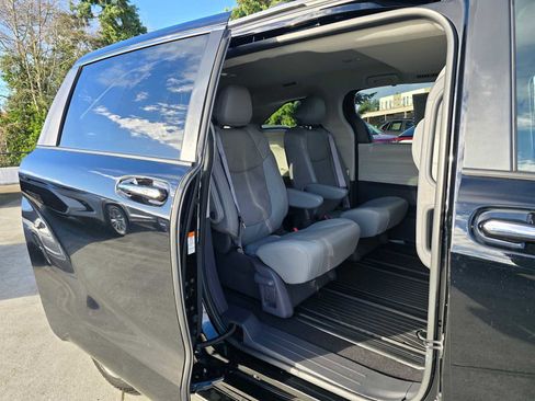 Used 2021 Toyota Sienna Limited image 14