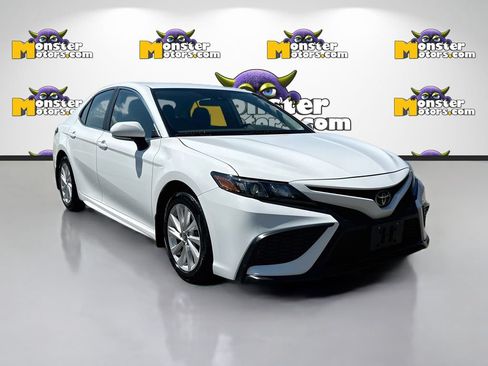Used 2024 Toyota Camry SE FWD image 3