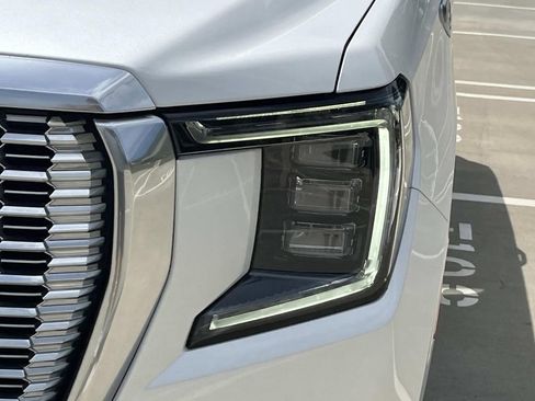 Used 2021 GMC Yukon Denali w/ Denali Premium Package AWD/4WD image 9