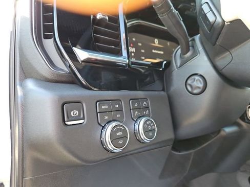 New 2026 GMC Sierra 1500 SLT w/ SLT Premium Package AWD/4WD image 32
