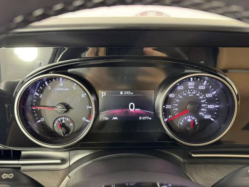 Used 2024 Kia Carnival EX FWD image 11