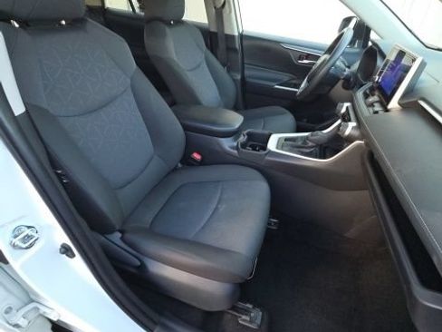 Used 2025 Toyota RAV4 XLE AWD/4WD image 22