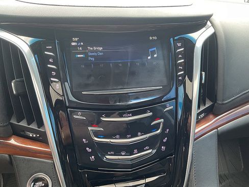 Used 2019 Cadillac Escalade Luxury AWD/4WD image 22