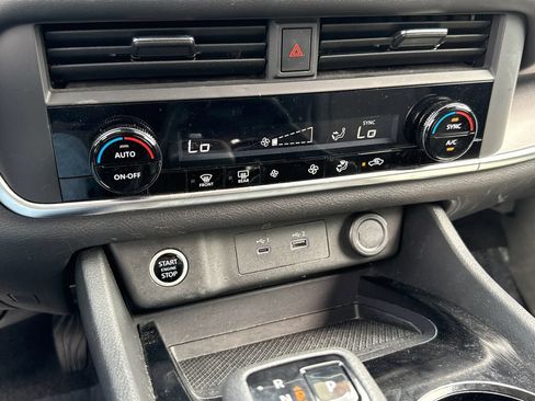 Used 2023 Nissan Rogue SV FWD image 27