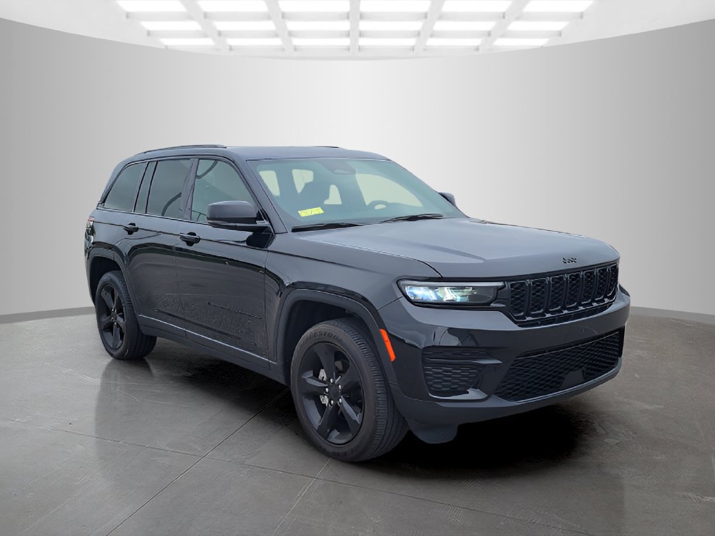 Used 2024 Jeep Grand Cherokee Altitude AWD/4WD image 7