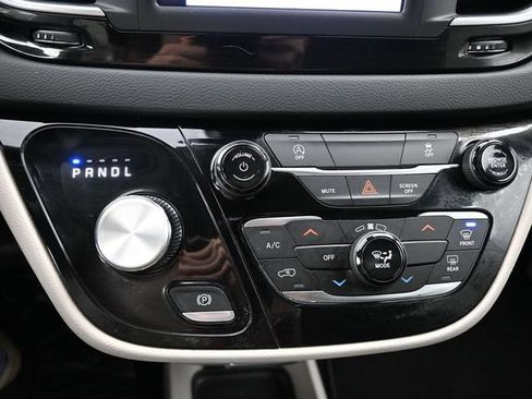 Used 2023 Chrysler Voyager LX FWD image 25