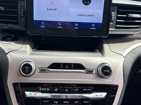 Used 2023 Ford Explorer XLT AWD/4WD image 12