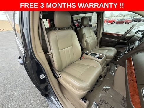 Used 2014 Chrysler Town & Country Touring image 20