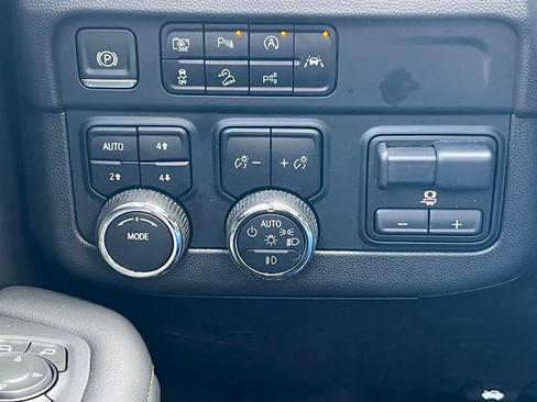 Used 2025 Chevrolet Suburban LT w/ Comfort Package AWD/4WD image 32