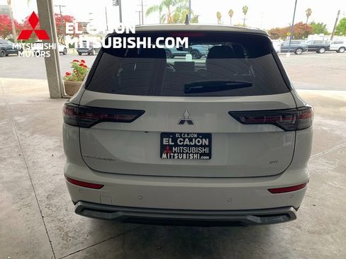 New 2025 Mitsubishi Outlander SE image 4