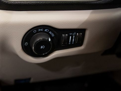 Used 2024 Chrysler Pacifica Limited FWD image 22